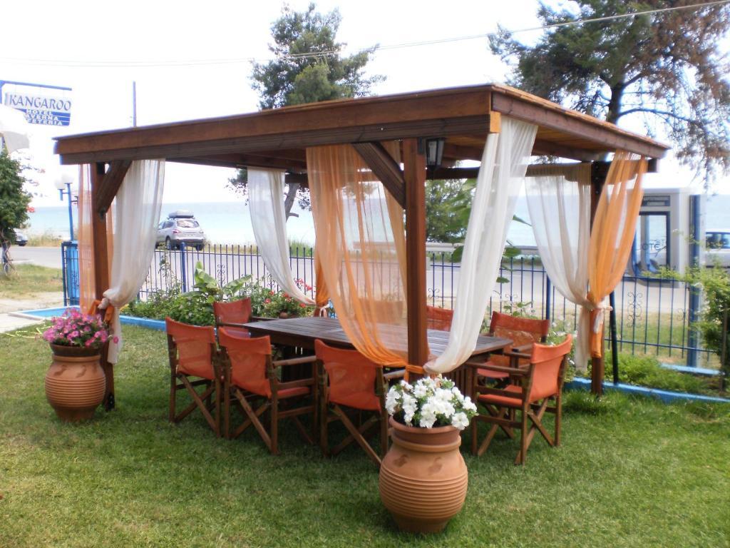 Kangaroo Hotel Mola Kalyva Dış mekan fotoğraf
