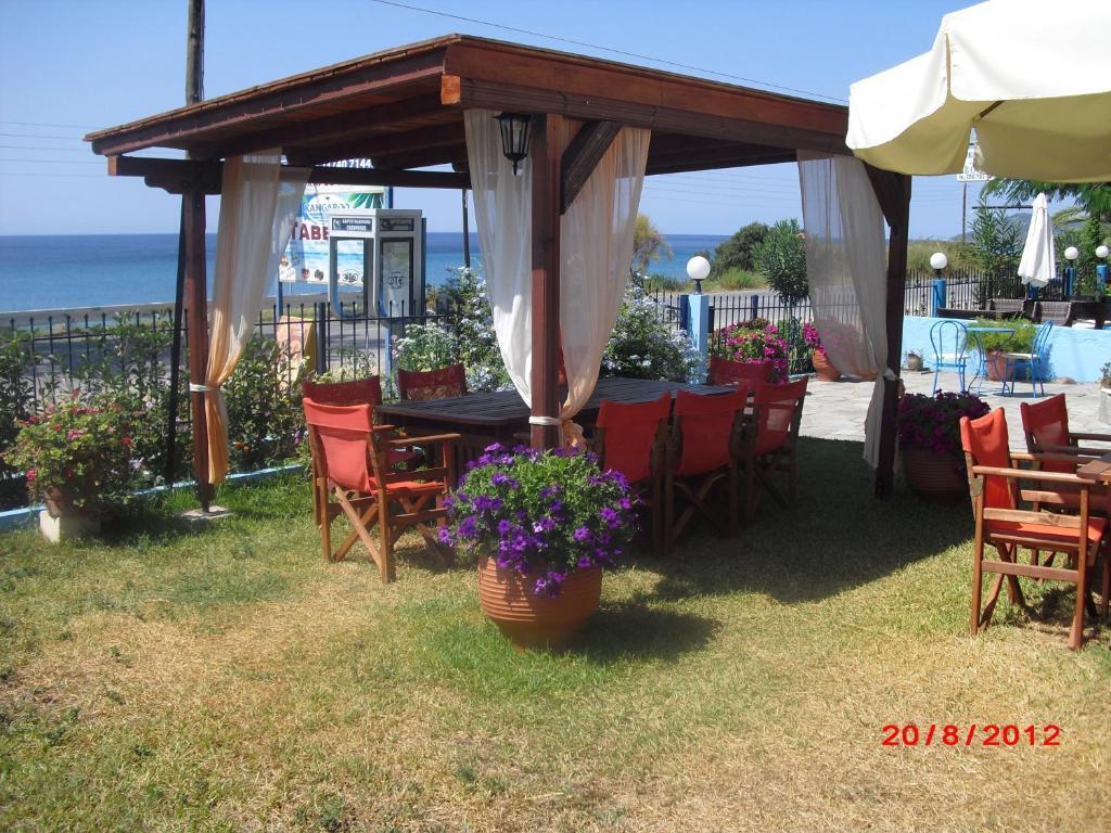 Kangaroo Hotel Mola Kalyva Dış mekan fotoğraf