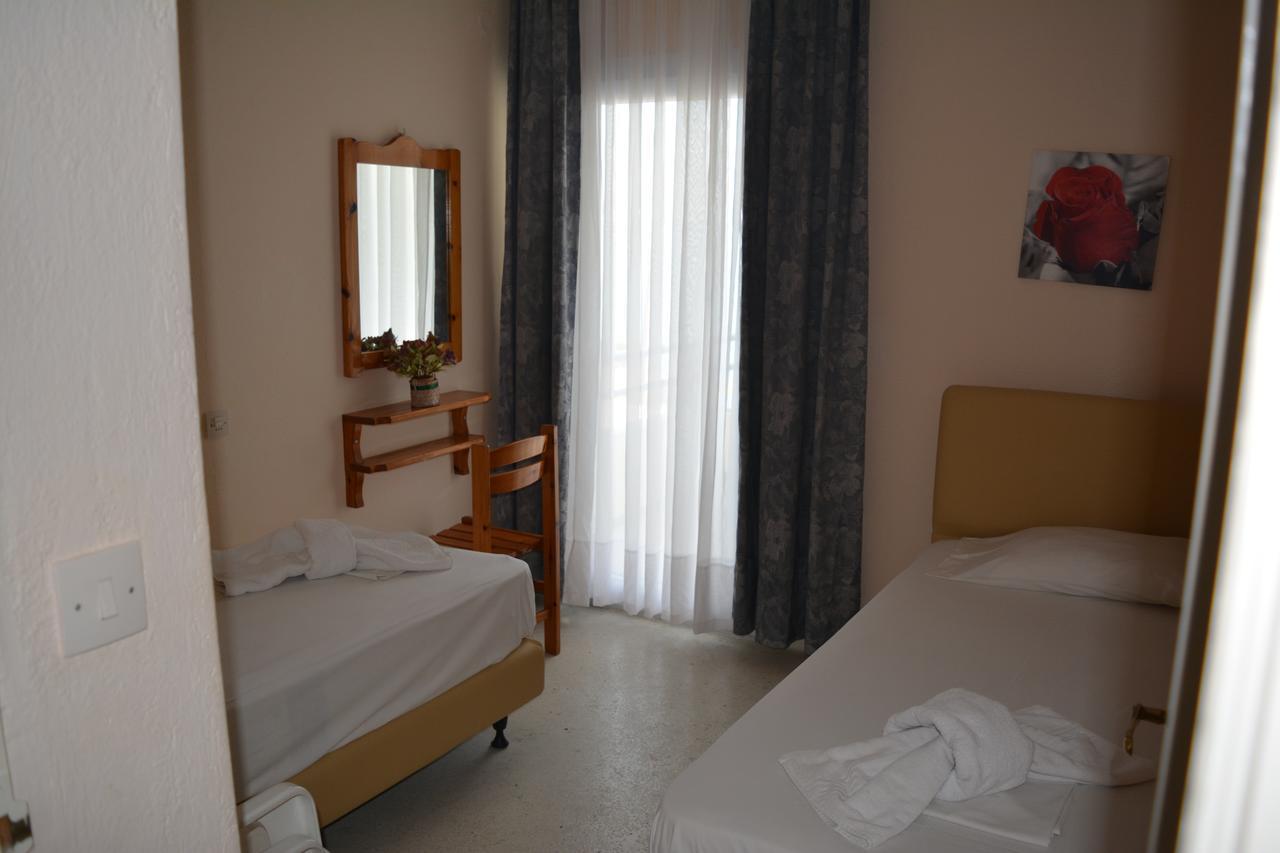 Kangaroo Hotel Mola Kalyva Dış mekan fotoğraf